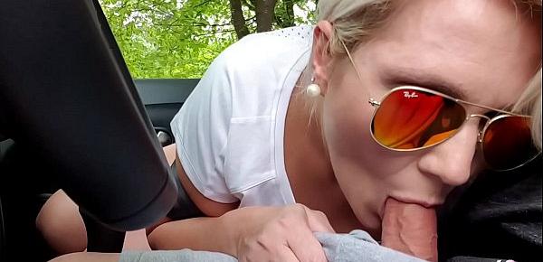  Deutsche Mega Titten MILF Anhalterin Tatjana gibt ihm Blowjob im Auto zum Dank - German MILF